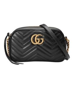 Die Schultertasche aus schwarzem Matelass?-Leder 24cm